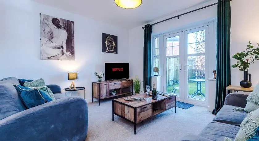 Spacious 4-Bed Townhouse in Crewe by 53 Degrees Property, Ideal for Contractors & Business, FREE Parking - Image 1