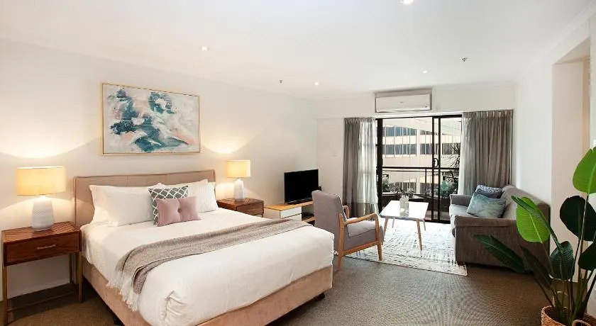 York St Apartments - Image 1