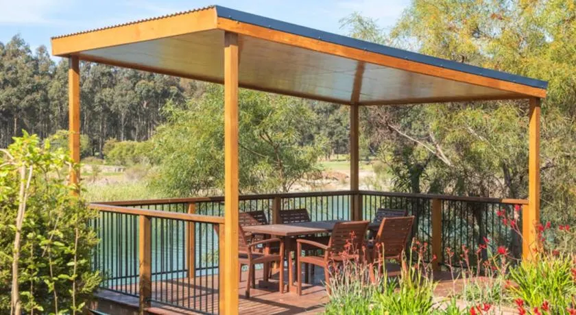 Wirraway Luxury Chalet | Lake Views | Private Gardens - Image 1