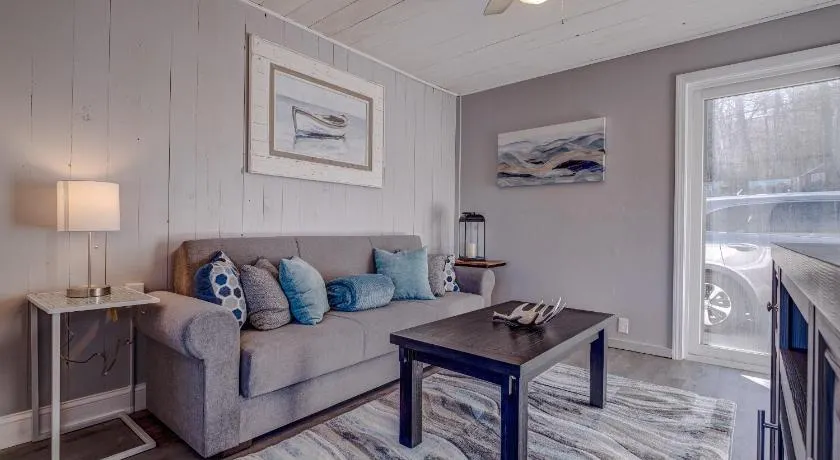 Modern Winnipesaukee Lake Front Retreat Naples - Image 1