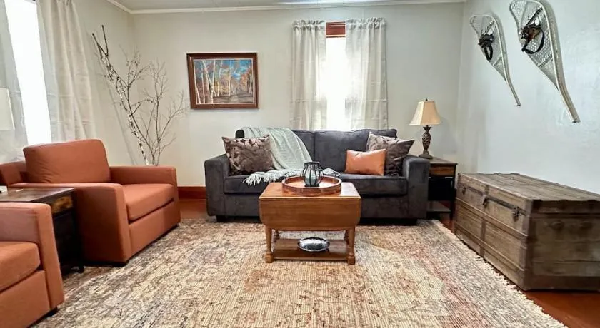 3 beds in Gorham direct trail access - Image 1