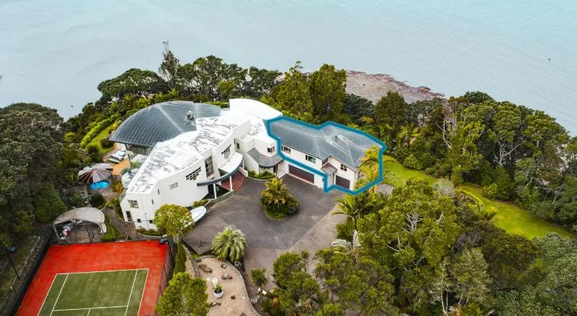 Beachside Luxury - Laingholm Holiday Apartment - Image 1