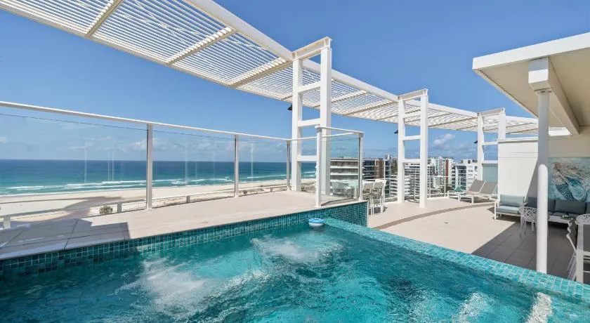 Kirra Beach Penthouse private rooftop and plunge pool - Image 1