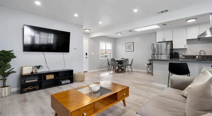 Cozy Family Home - Central to everything! - Image 1