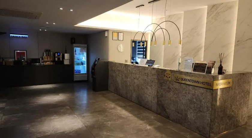 Queentown hotel - Image 1