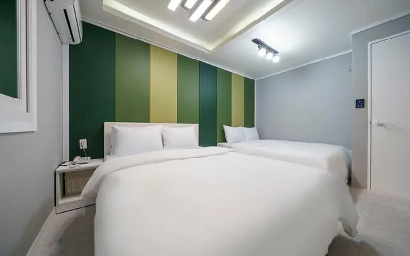 Social Stay - Image 1