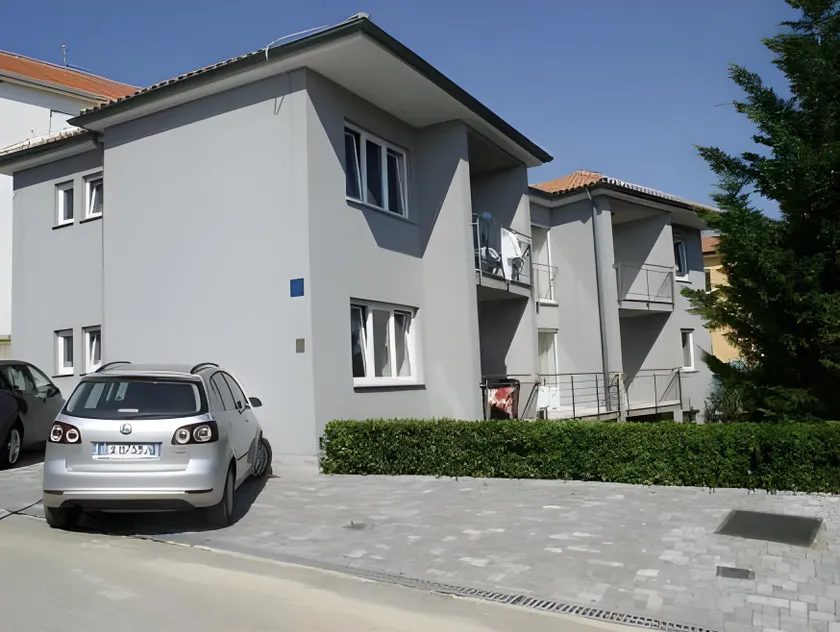 Vis a Vis Apartments - Image 1