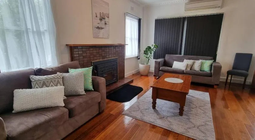 Modern 1 bedroom studio free parking close to CBD - Image 1