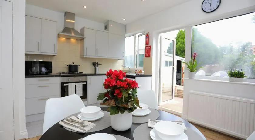 Aisiki Stays Apartments at Hillingdon, 3-Bedroom & 2-Bathroom, Pet-Friendly House with Garden, King or Twin Beds with Free Wi-Fi and Parking Space - Image 1