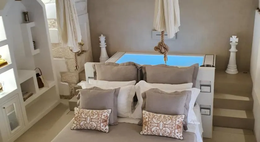 Eurydice Suite with Infinity Jacuzzi - Image 1