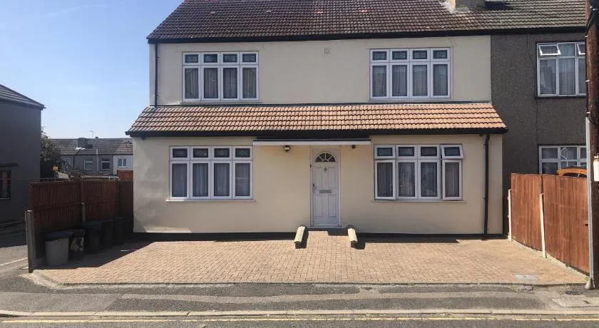 Montrose Guest House - Image 1