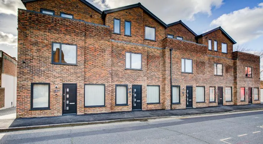 Hybrid Resi - Uxbridge, On-site CAR or VAN parking, near London Heathrow Airport - Image 1