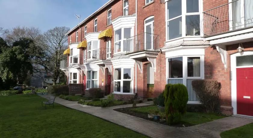 Hurst Dene Aparthotel - Image 1