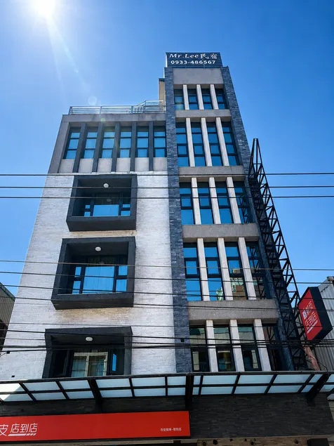 Mr Lee Elevator B&B Hualien- Near Dongdamen Night Market - Image 1