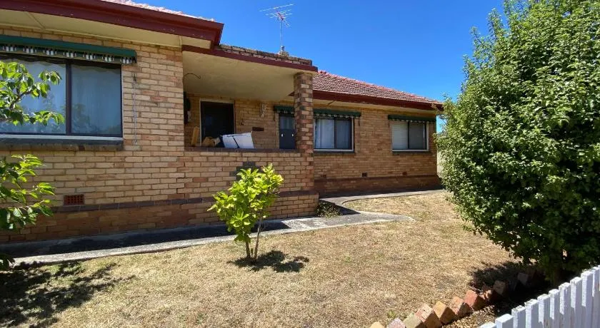 6 Beds-Whole House with 4 bedrooms -Stawell - share accommodation - 3 rooms for 5 gusts are available - Image 1