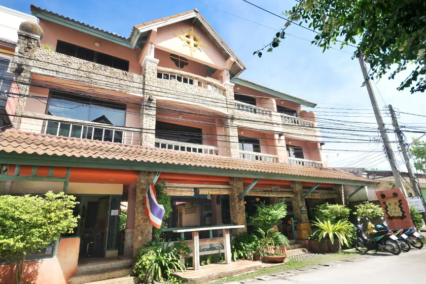 Casa Brazil Homestay & Gallery - Image 1