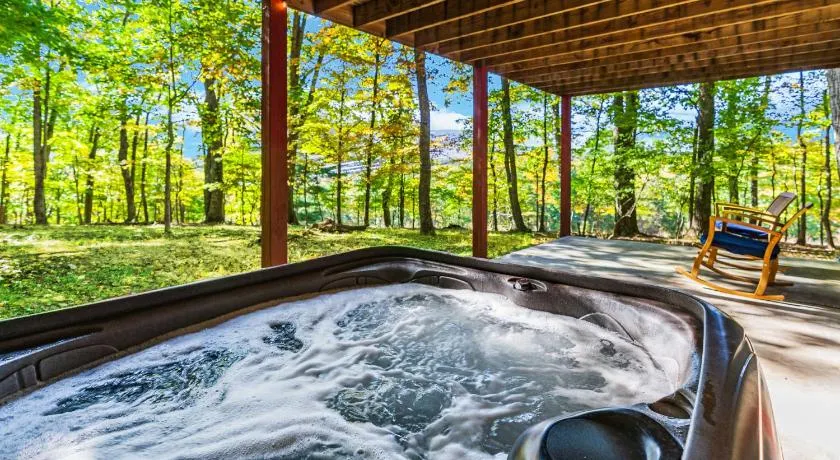 Mountain cabin w hot tub & deck - Image 1