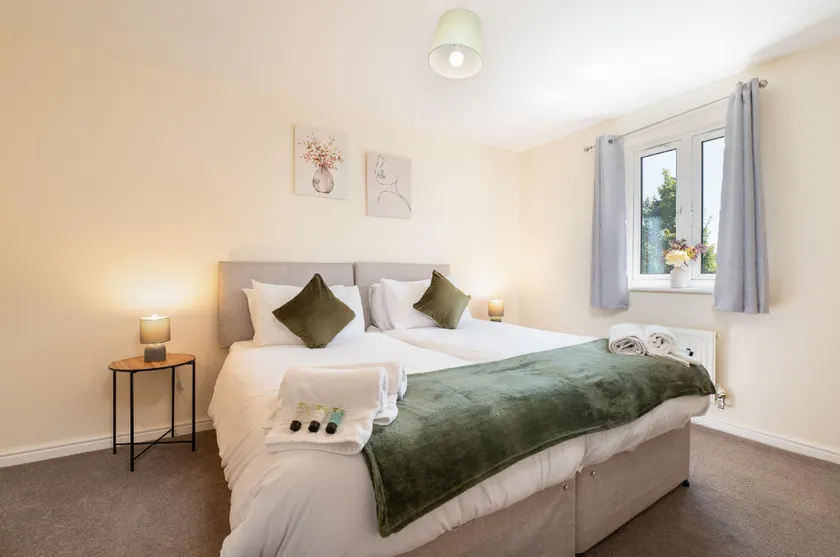 Swindon Modern Large House with Garden Sleeps 7 - Image 1