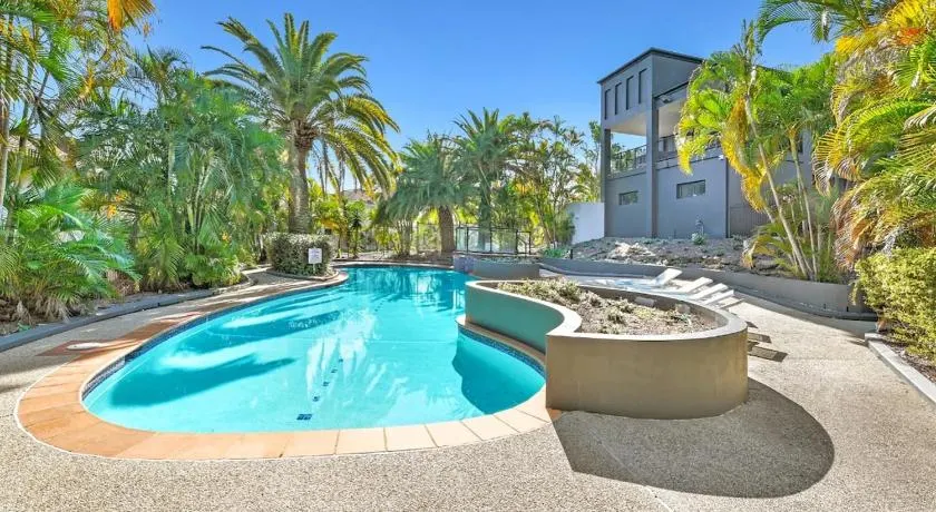 ROOM with Private Bathroom, Pool, Gym, Sauna - Shared Accommodation in Arundel, Goldcoast - Image 1