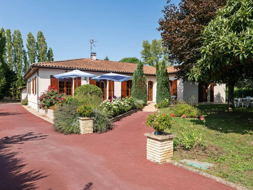 Beautiful Villa with Private Garden in Pineuilh Aquitaine - Image 1