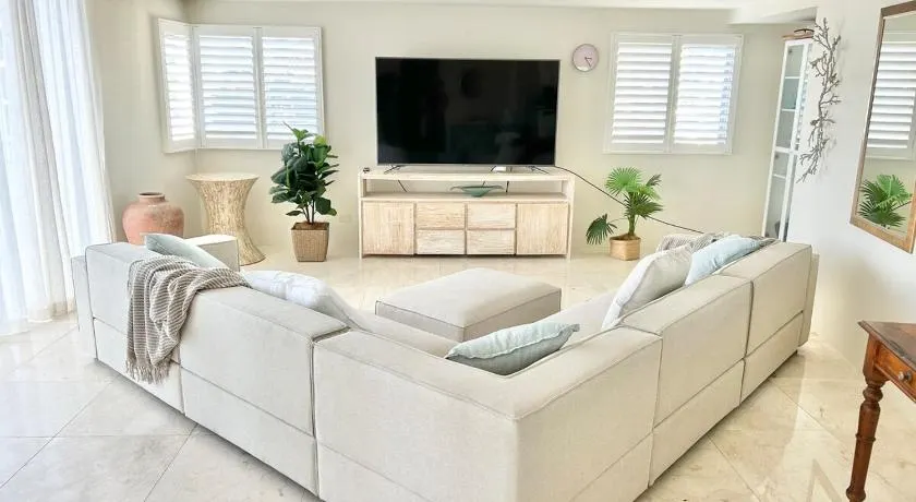 Luxury Coolangatta Sub-Penthouse Beach Abode - Image 1
