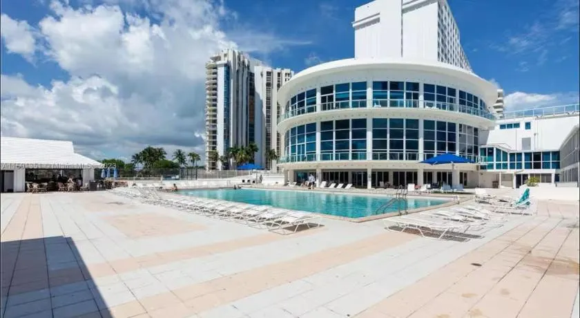 Castle Beach Club Apartments - Image 1