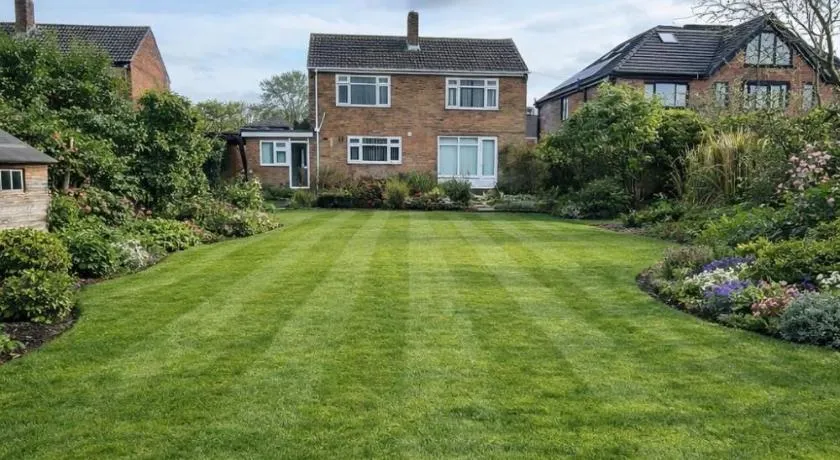 Luxury Hale Barnes, Driveway, Garden, 5 Mins from Airport - Image 1