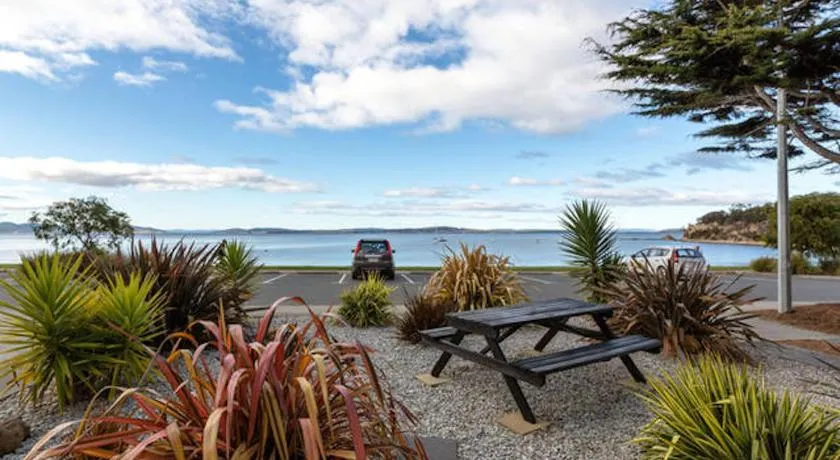 Beachfront Apartment Blackmans Bay - Image 1