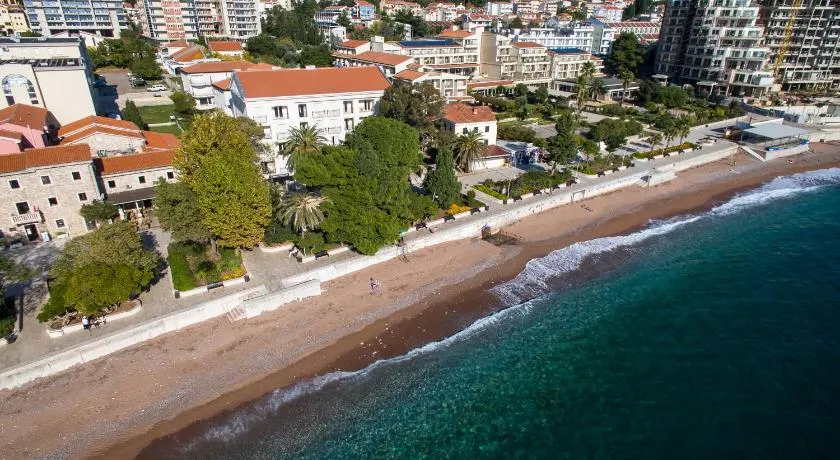 De Lux Apartments - Image 1