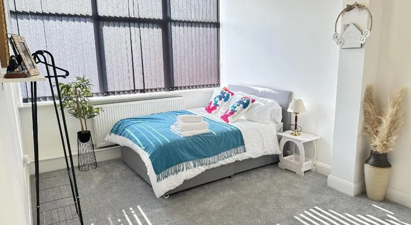 2 Bed Apartment - Sleeps 4 - Wifi - Parking - Image 1