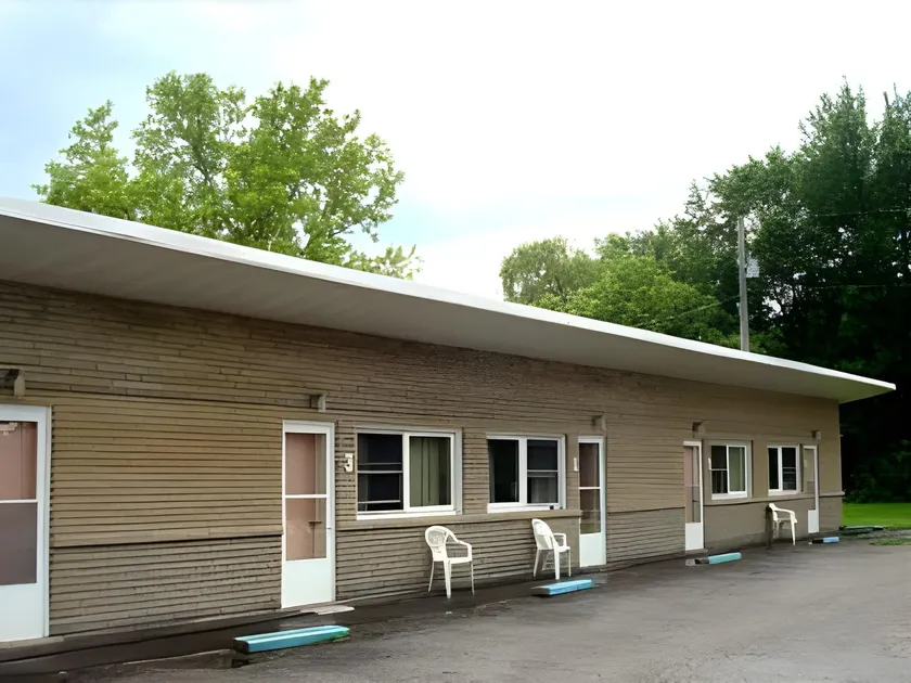 Pleasant Stay Motel - Image 1