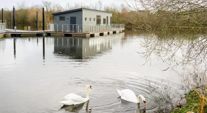Berth 6 on Upton Lake, Upton-upon-Severn Home on Water - Image 1