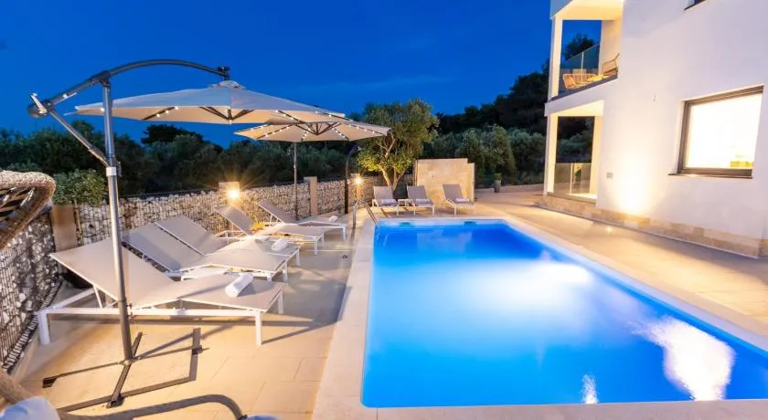 Luxury Apartments Mauro with Heated Pool - Image 1