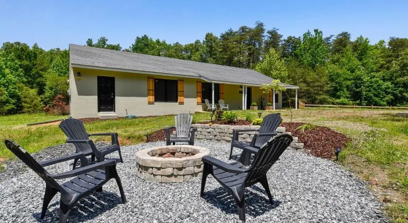 The Carriage House at King's Crossing - Image 1