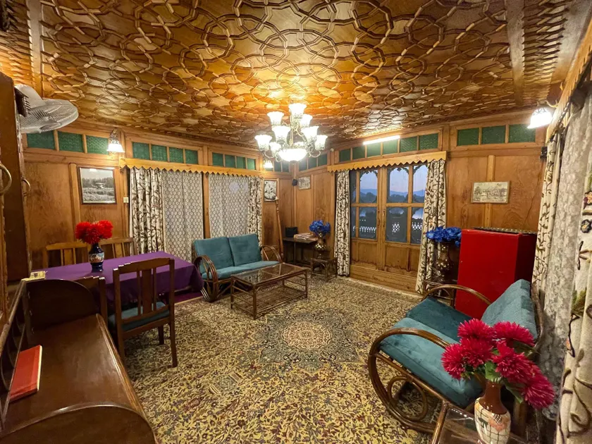 Lily Houseboat - Image 1