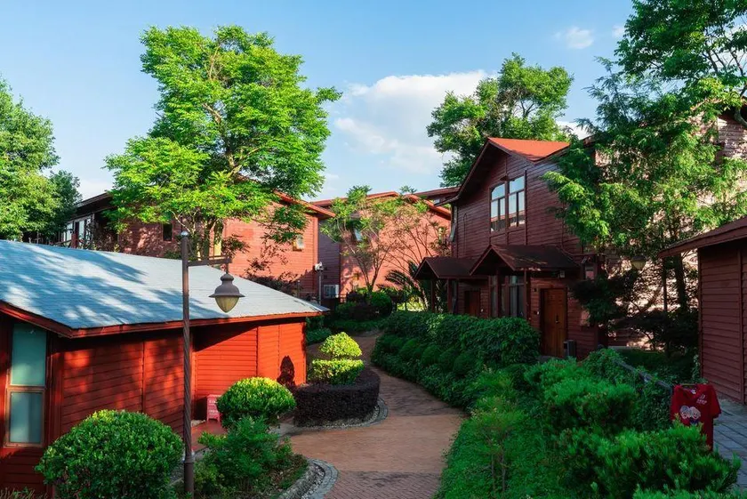 Shiquan Village Wooden House Hotel - Image 1
