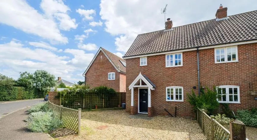 8 Saxonfields - Image 1