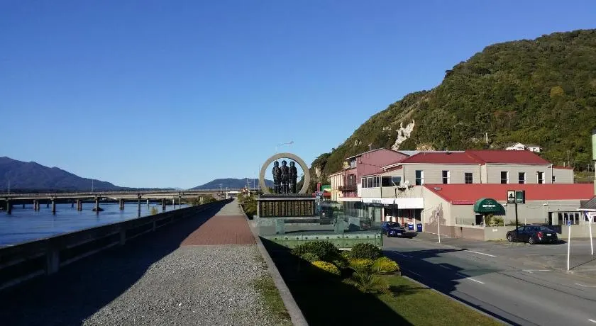 Railway Hotel Greymouth - Image 1
