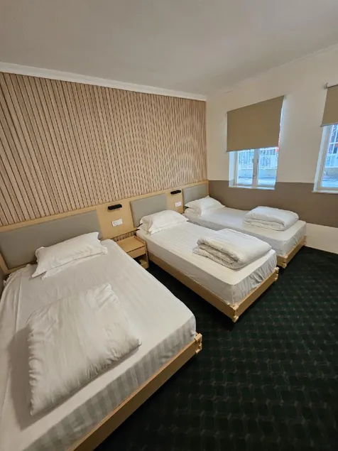 Man Va Hotel - Image 1