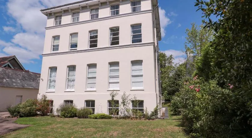 Flat 2 Battledown Grange - Image 1