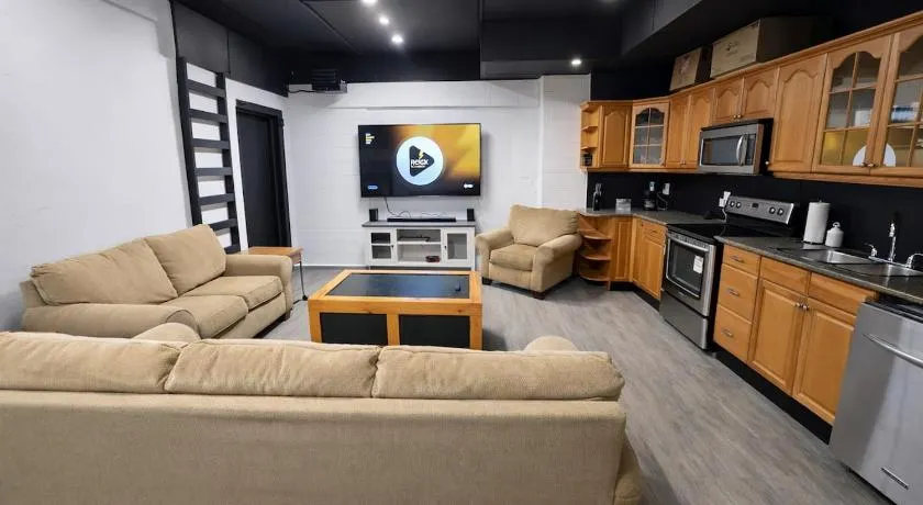 Private Suite, King Bed, Big Screen Sleeps 4 - Image 1