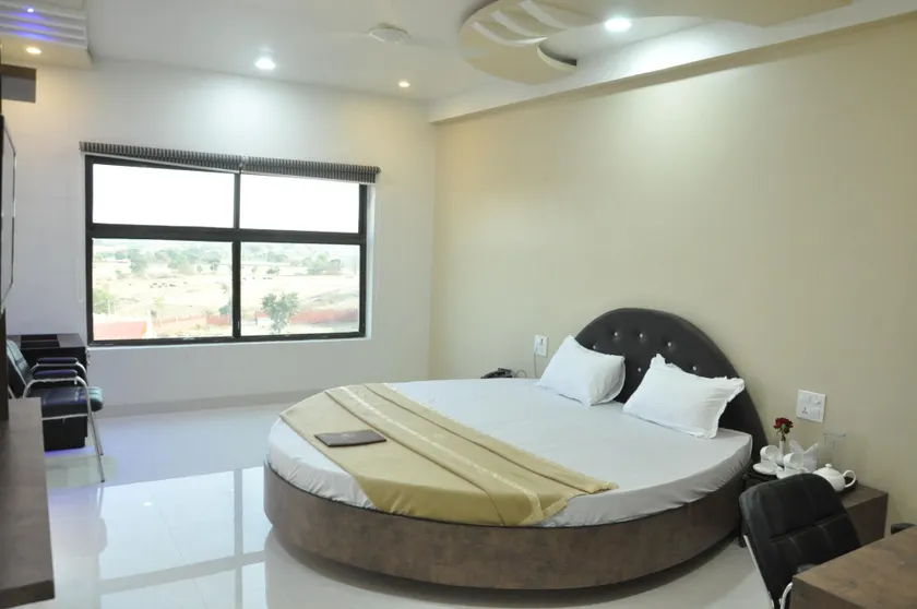 Hotel Shriji Resorts - Image 1