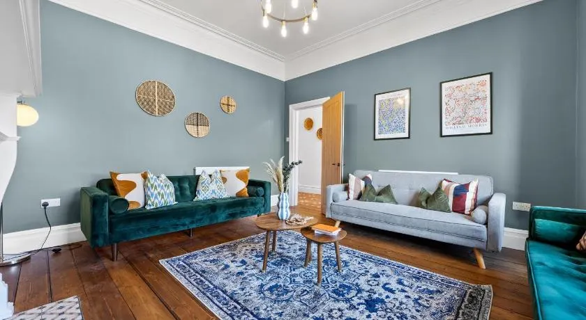 5-Bed Luxury Manor, Games Room, Off road parking & Stylish interiors, Central Gloucester, Cotswolds - Sleeps up to 12 Great for Groups! by Blue Puffin Stays - Image 1