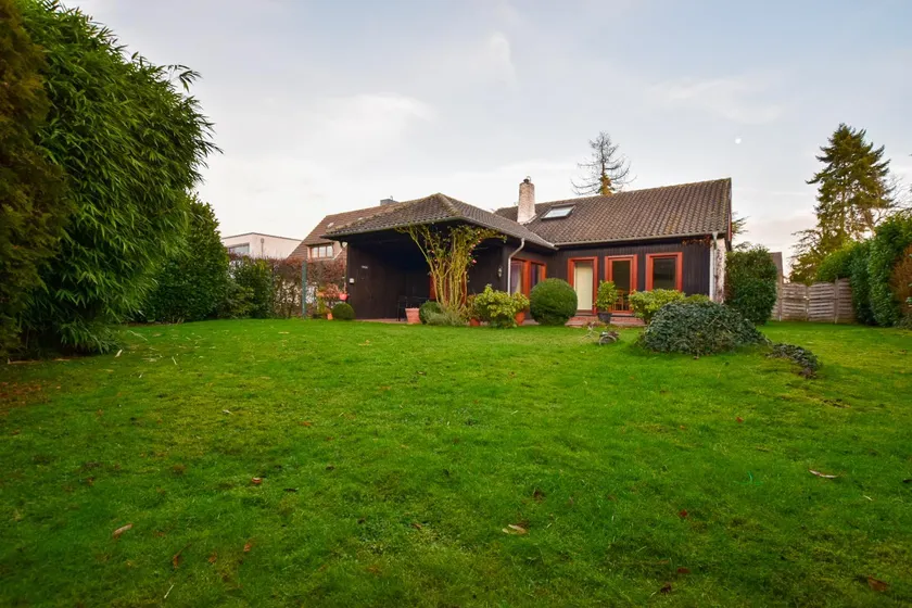 Tolstov House - 6 Room Villa with Garden - 15 Min Messe DUS & Airport DUS - Image 1