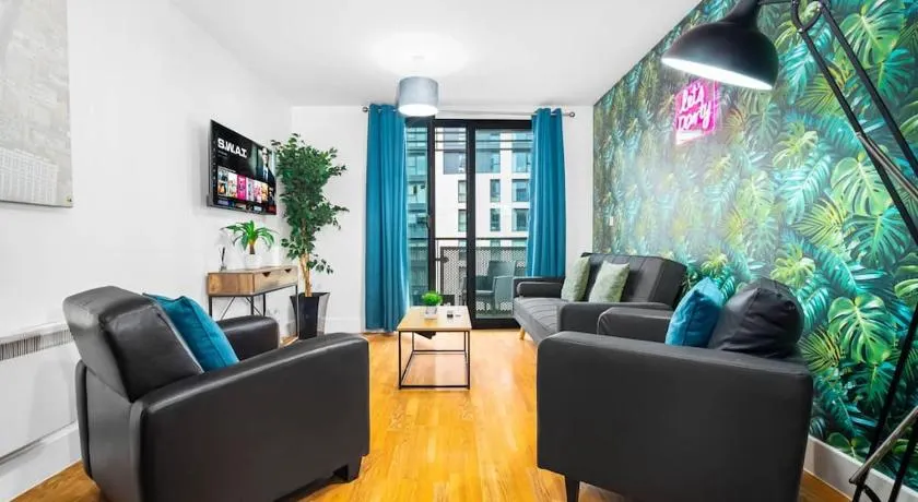 Funky Arcadian Centre Apartment By Azura Nights - Image 1