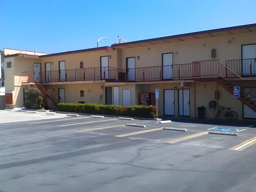 Manhattan Inn & Suites - Image 1