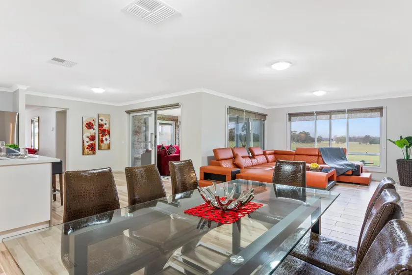 Bulla Lodge - Melbourne  6 Bdrm Spacious & Modern - Image 1