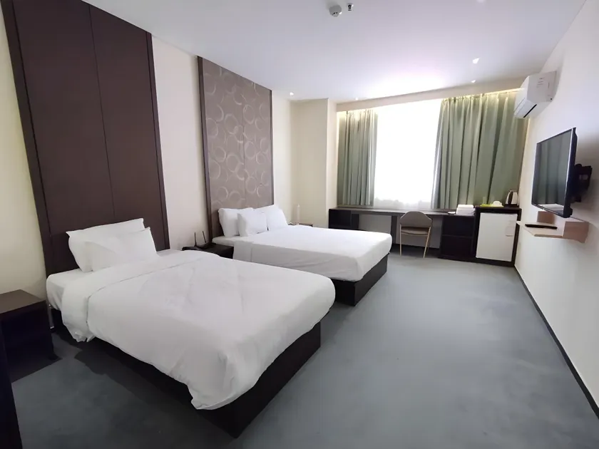 On Hotel - Image 1