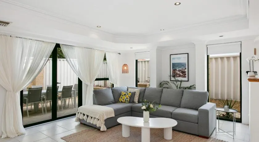 Entire Home Steps to Sorrento Beach - Image 1