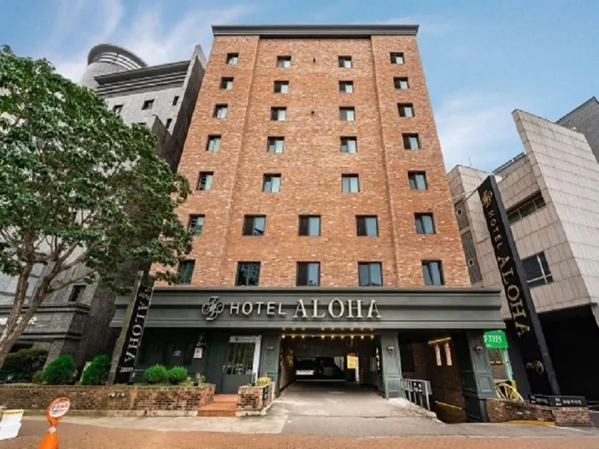 Aloha Hotel - Image 1